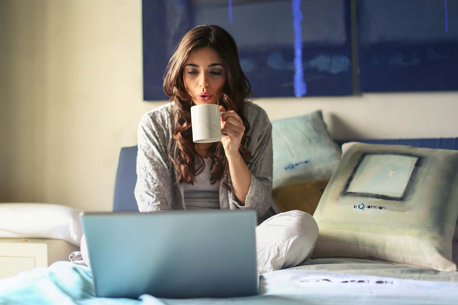 woman-on-laptop-bed